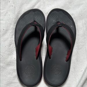Olukai Black and Red Flip Lifeguard sandals wet grip rubber, non marking, barely